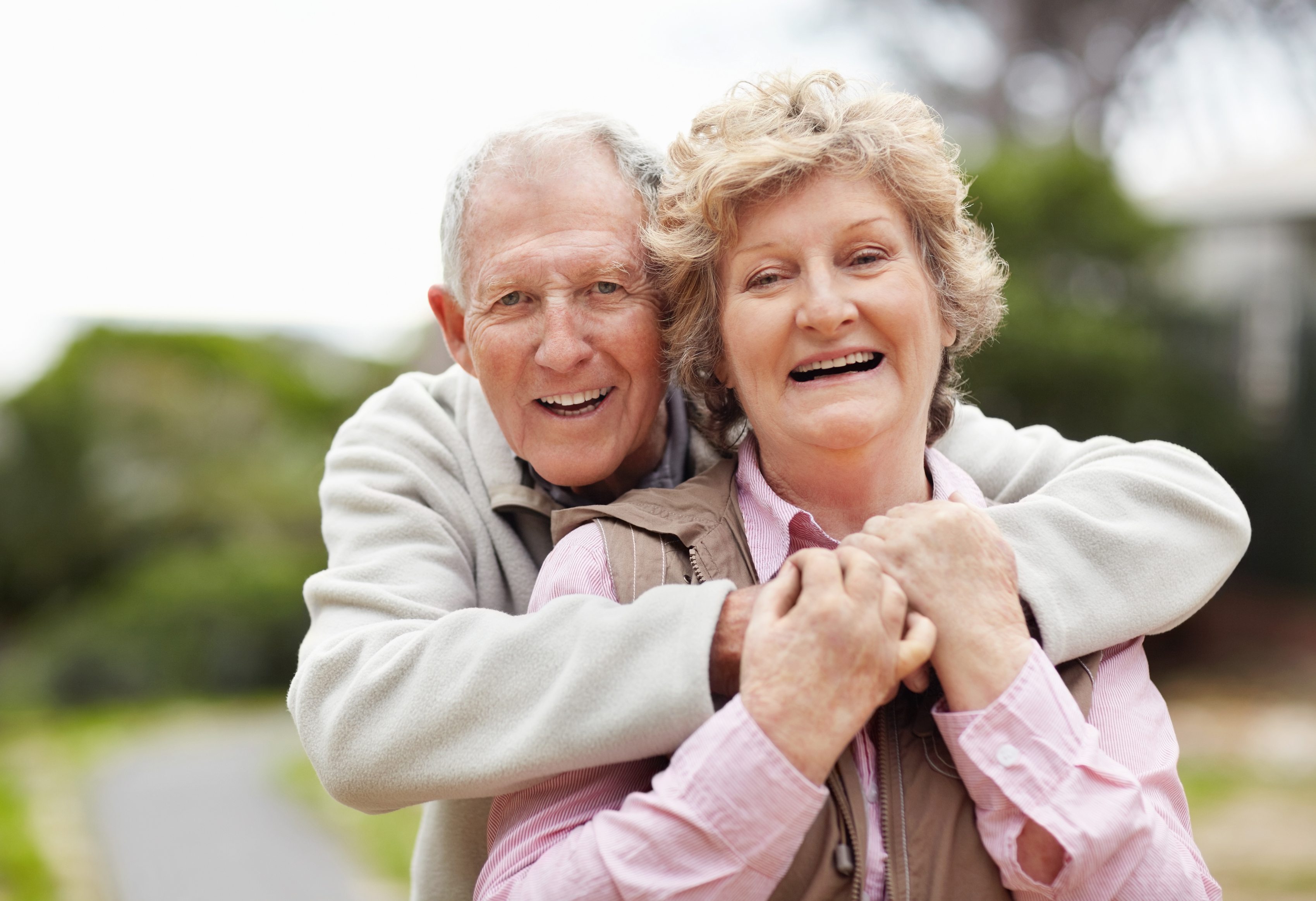 Пожилые люди возраст в россии. Пожилые люди. Счастливые пенсионеры. Улыбка пожилой. Пожилые люди улыбаются.